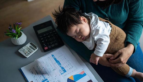 教育費 眠る日本人の赤ちゃんと電卓 教育費 眠る日本人の赤ちゃんと電卓の写真