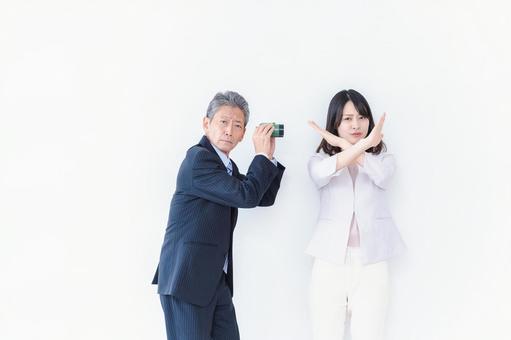ハラスメントに困る女性社員 ハラスメントに困る女性社員 嫌,関係,パワハラの写真素材