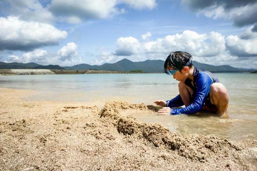 ＜素材＞夏の海で砂遊びをする男の子 子供,男性,人物の写真素材