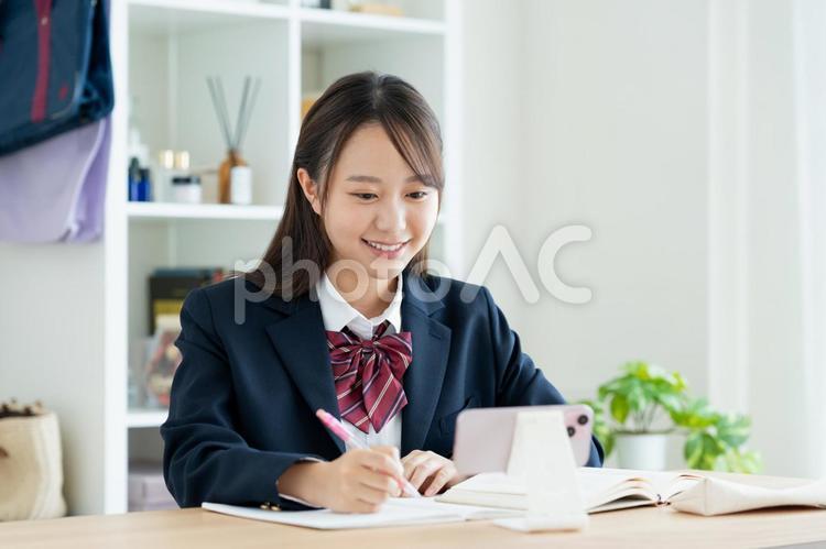スマホの学習アプリで勉強する女子高生 女子高生,勉強,高校生の写真素材