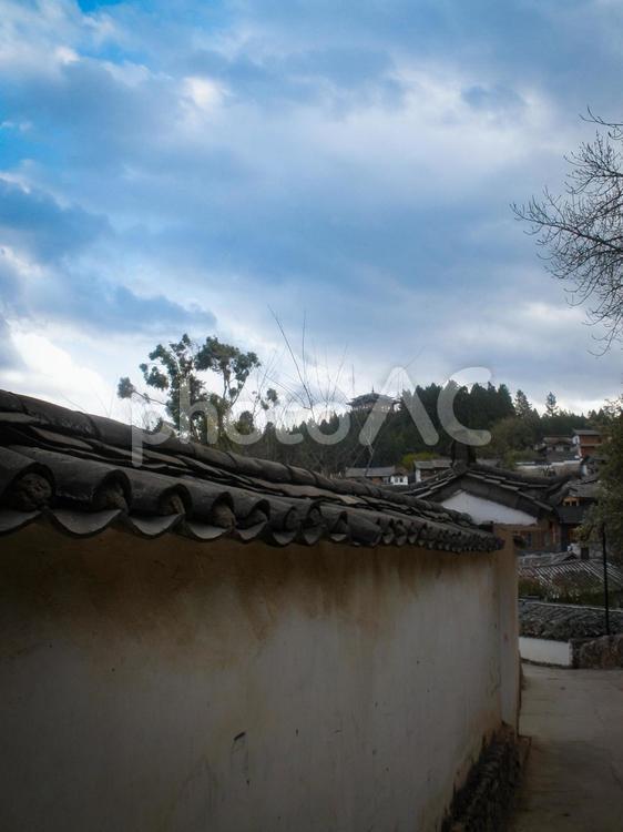 白壁と瓦屋根の路地に望むシャングリラ古城 シャングリラ,雲南,中国の写真素材