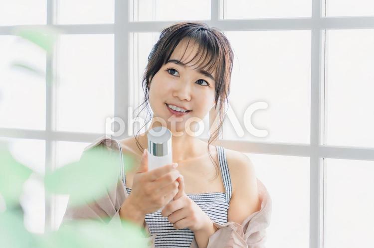 化粧品・スキンケア用品の成分を見る女性 化粧品,スキンケア,内容成分の写真素材
