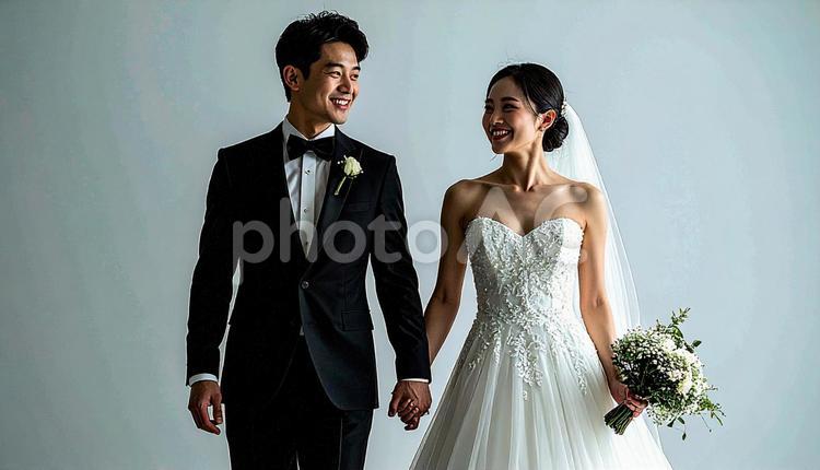 結婚式で手をつないで歩く新郎新婦 夫婦,タキシード,ウェディングの写真素材