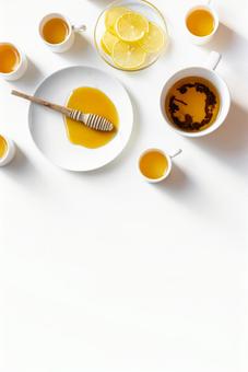 上寄りの紅茶やレモンや蜂蜜 上寄りの紅茶やレモンや蜂蜜の写真