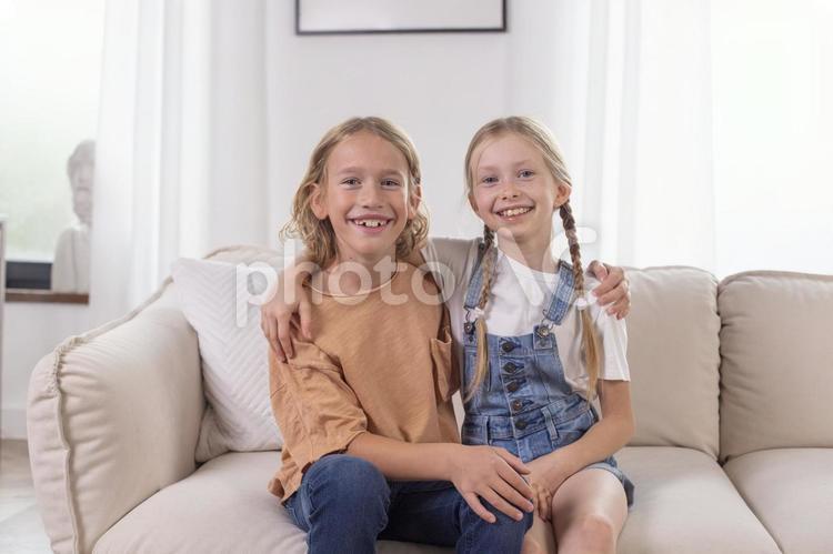 笑顔で肩を組んでいる兄妹 兄妹,男の子,女の子の写真素材