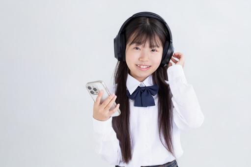 ヘッドフォンをする女の子 ヘッドフォン,女の子,音楽の写真素材