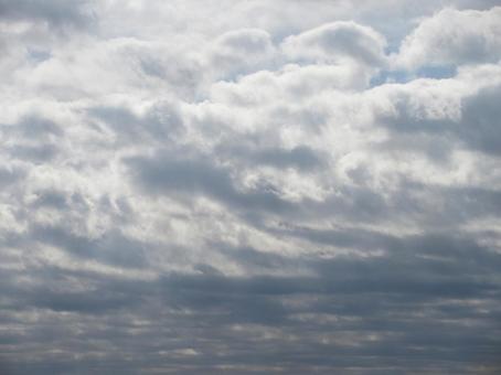 朝日に照らされる雲群の写真