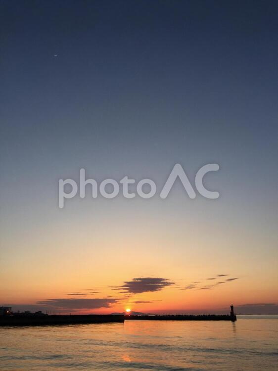 海と夕日 夕日,海,灯台の写真素材