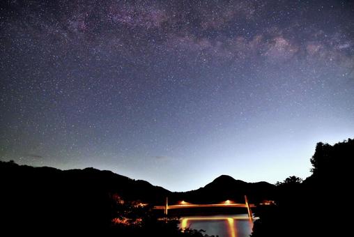 ダム湖を覆う天の川10 ダム湖を覆う天の川10 天の川,ダム湖,星空の写真素材
