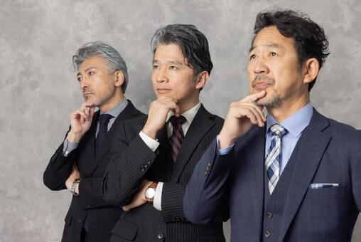 考えるミドルエイジ男性ビジネスパーソン エグゼクティブ,ビジネスマン,悩むの写真素材