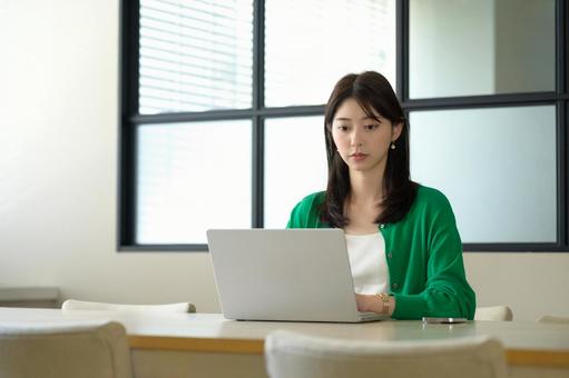 パソコンを操作する日本人女性 パソコンを操作する日本人女性の写真