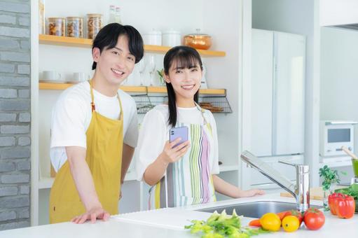 キッチンで料理を作る若い夫婦 キッチンで料理を作る若い夫婦 夫婦,料理,キッチンの写真素材