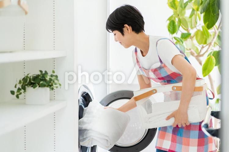 洗濯をする主婦。 女性,洗濯,家事の写真素材