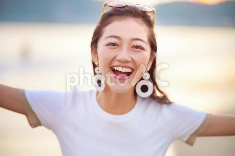 両手を広げ笑顔の女性 女性,両手を広げる,笑顔の写真素材