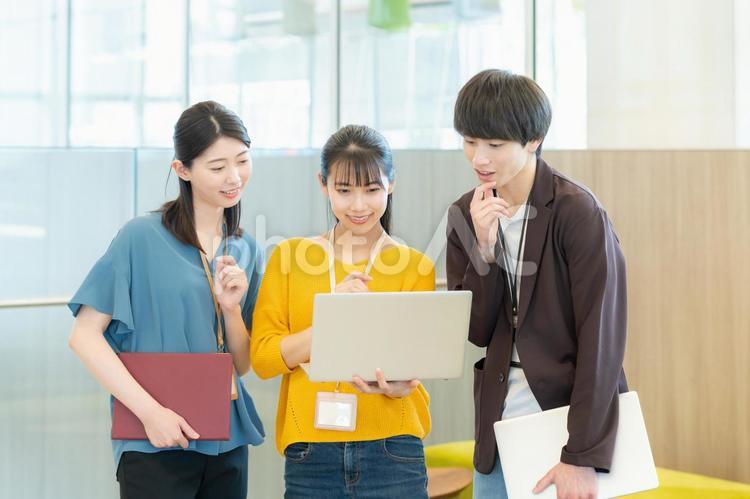会議をする男女のエンジニア エンジニア,ビジネスマン,ビジネスの写真素材
