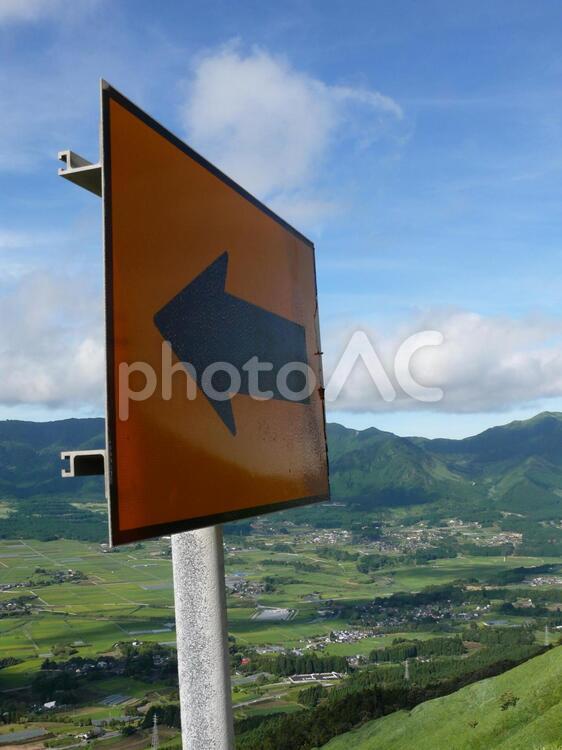 矢印の標識 矢印,標識,風景の写真素材
