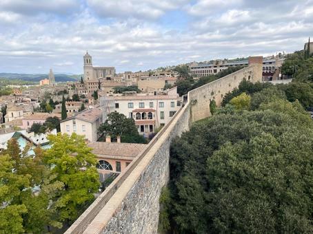 ジローナの城壁全景(南側) ジローナの城壁全景(南側) スペイン,ジローナ,バルセロナ郊外の写真素材