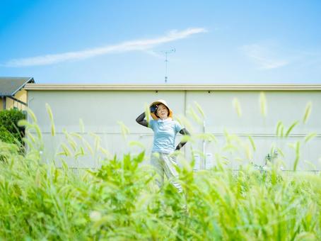 35:草むしりを終えた女性 35:草むしりを終えた女性の写真