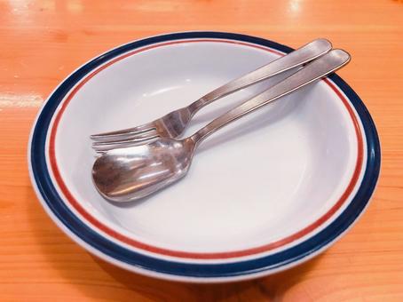 スプーンとフォークとお皿 スプーンとフォークとお皿の写真