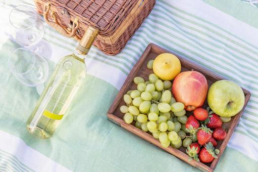 ワインボトルとカラフルなフルーツ ピクニック,食べ物,フルーツの写真素材