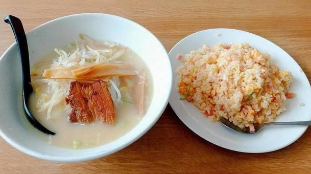 とんこつラーメンと炒飯 とんこつラーメン,チャーハン,セットの写真素材