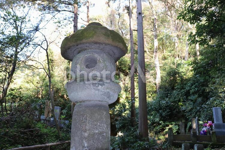 鎌倉・妙法寺の石灯籠 鎌倉,妙法寺,歴史の写真素材