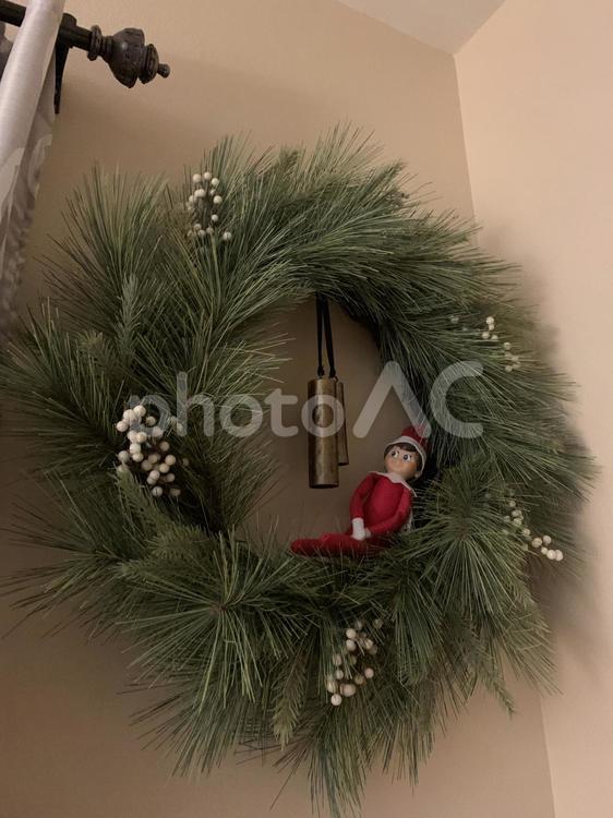 エルフとクリスマスリース エルフ,リース,クリスマスの写真素材