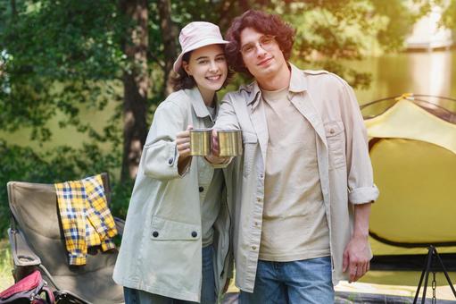 並んで立つ二人のキャンパー 男女,外国人,キャンプの写真素材