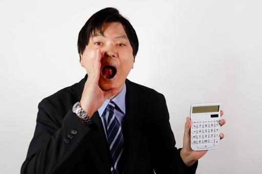電卓を持つビジネスマン 電卓を持つビジネスマン ビジネスマン,男性,スーツの写真素材