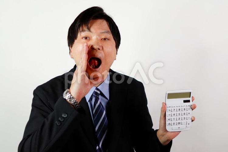 電卓を持つビジネスマン ビジネスマン,男性,スーツの写真素材