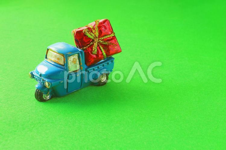 プレゼントを運ぶ車　おとどけもの プレゼント,配達,ミニカーの写真素材