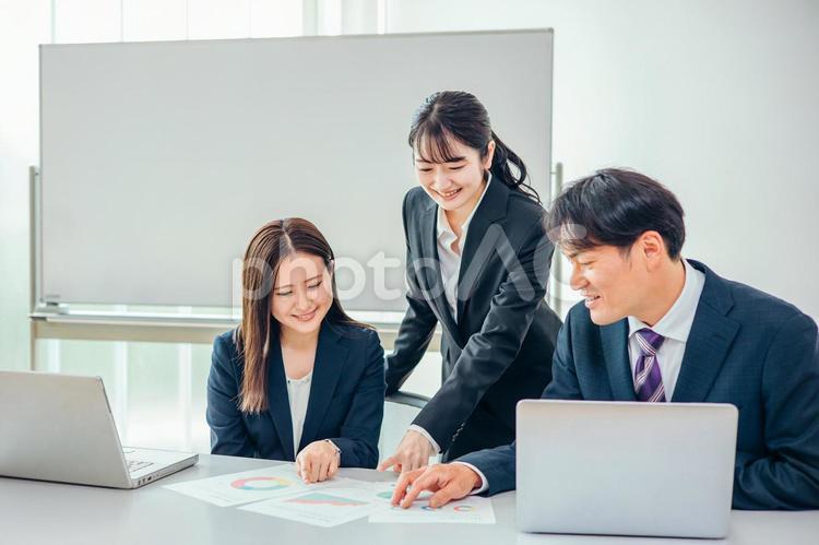 会議で改善点を話すビジネスシーンの男女 会議,問題点,話し合うの写真素材