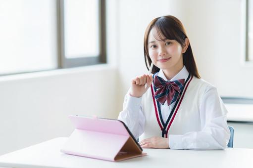 タブレットで学習する女子高校生 タブレットで学習する女子高校生 高校生,笑顔,学生の写真素材