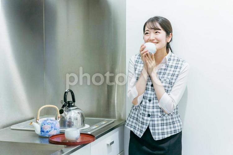 給湯室で休憩する女性社員 給湯室,休憩所,休憩室の写真素材