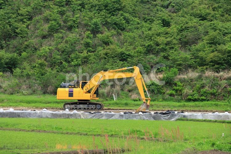 重機のある風景　パワーショベル ショベルカー,川,風景の写真素材