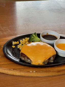 チーズハンバーグとチキンの鉄板焼き チーズハンバーグとチキンの鉄板焼きの写真