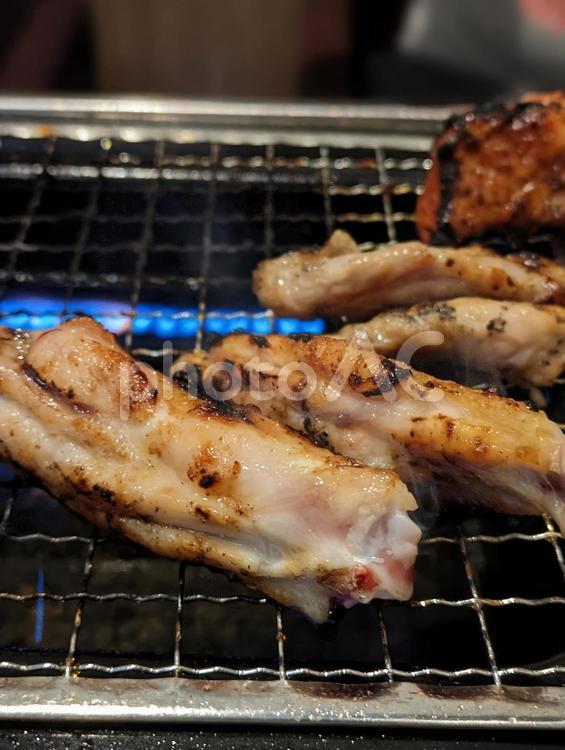 とりあえず　生中 鶏,焼き鳥,網焼きの写真素材