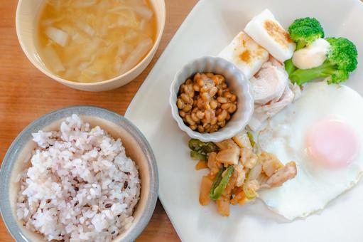 納豆とはんぺんの和朝食 納豆とはんぺんの和朝食 朝食,和食,日本食の写真素材