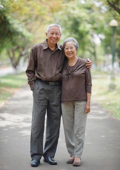 明るい笑顔のアジア人夫婦の写真