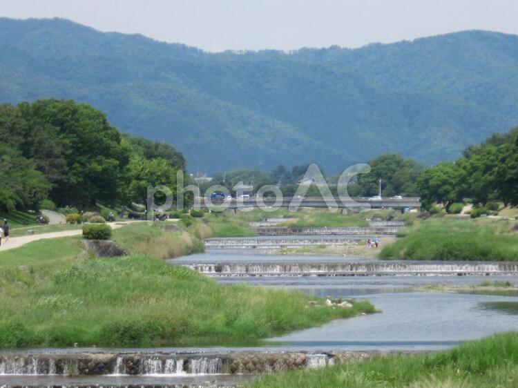 北山がせまり、瀬の多い鴨川の様子。・北大路大橋から。 北山,瀬音,鴨川の写真素材