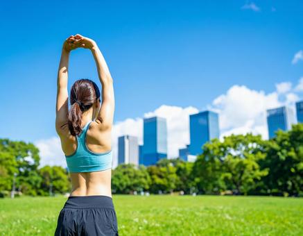 公園でジョギング後のストレッチの写真