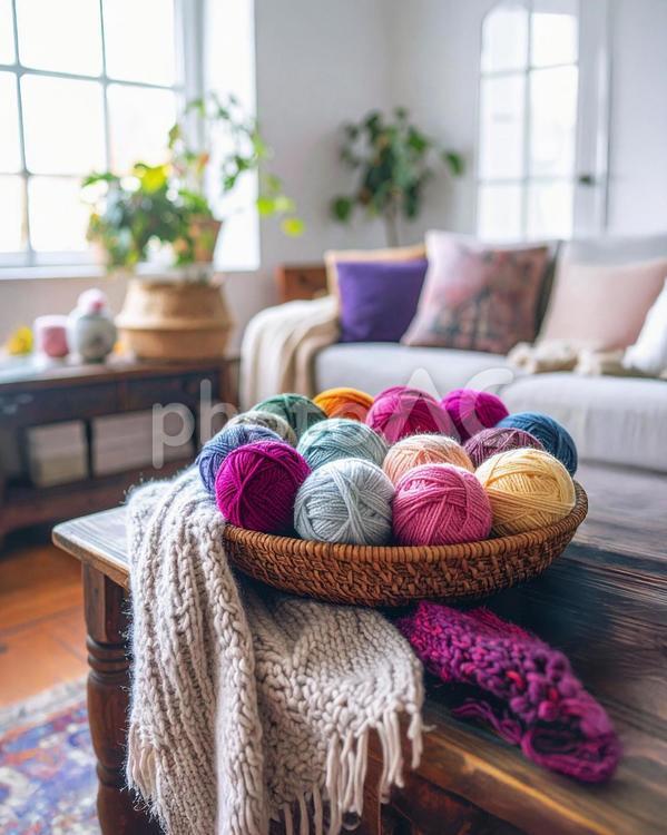 リビングのテーブルの上の毛糸玉 リビング,毛糸玉,編み物の写真素材