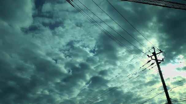 曇り空に映える電柱のシルエット 曇り空に映える電柱のシルエット 電柱,電線,曇り空の写真素材