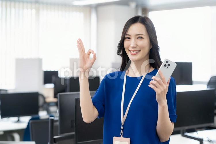 オフィスカジュアルの若い女性エンジニア ビジネス,女性,スマホの写真素材