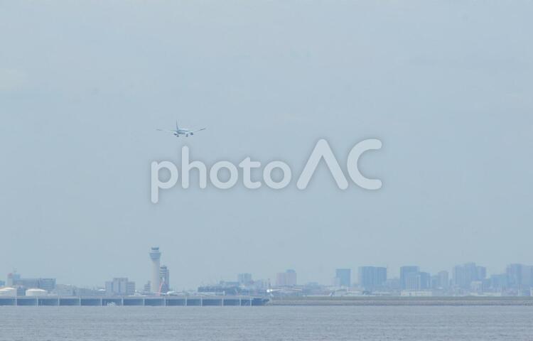 東京湾（羽田方面） 東京湾,羽田,飛行機の写真素材