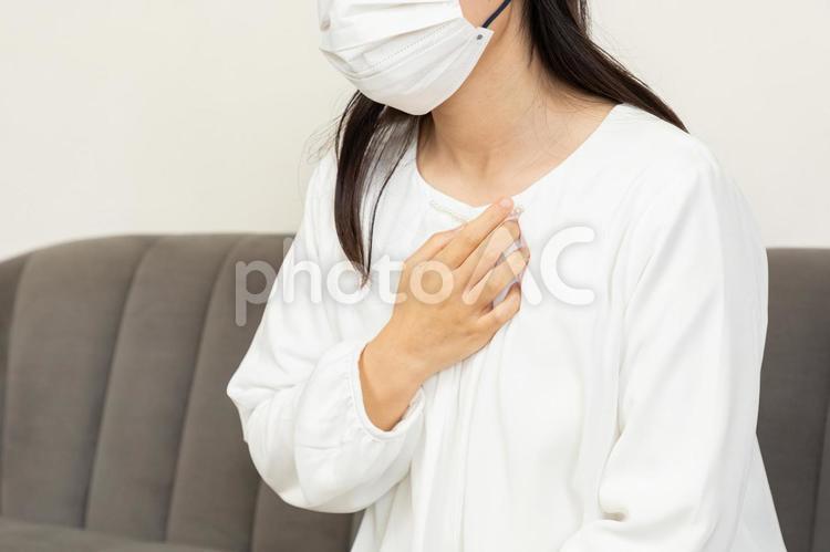 胸部の痛みを感じる女性02 女性,胸,マスクの写真素材