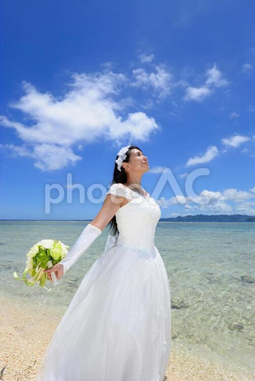南国沖縄の美しいビーチで寛ぐ花嫁 女性,女,花嫁の写真素材