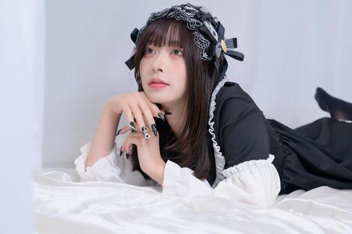 ベッドにうつ伏せになる地雷系女子 ベッドにうつ伏せになる地雷系女子 ベッド,寝る,うつ伏せの写真素材