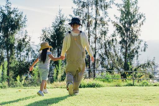 公園・キャンプ場を歩く親子・母子の後ろ姿 親子,子供,家族の写真素材