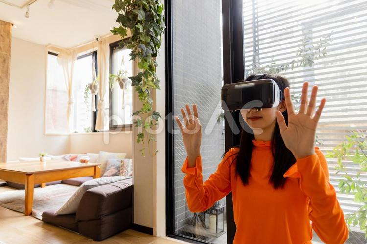 VRゴーグル　バーチャル　メタバース 女性,ライフスタイル,vrゴーグルの写真素材